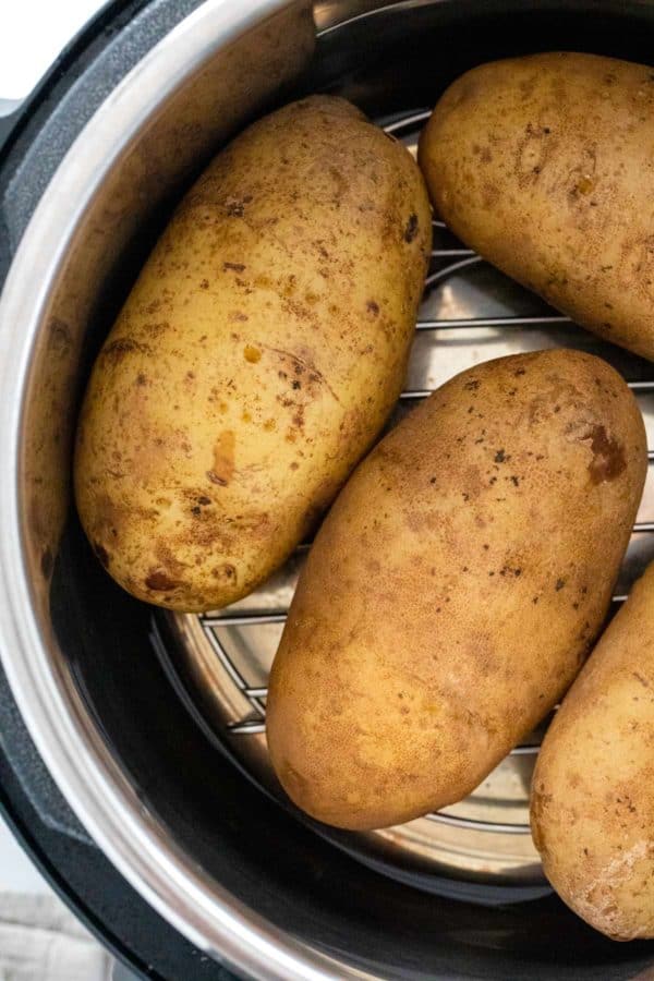 土豆坐在一架立即锅里的一个导线架上