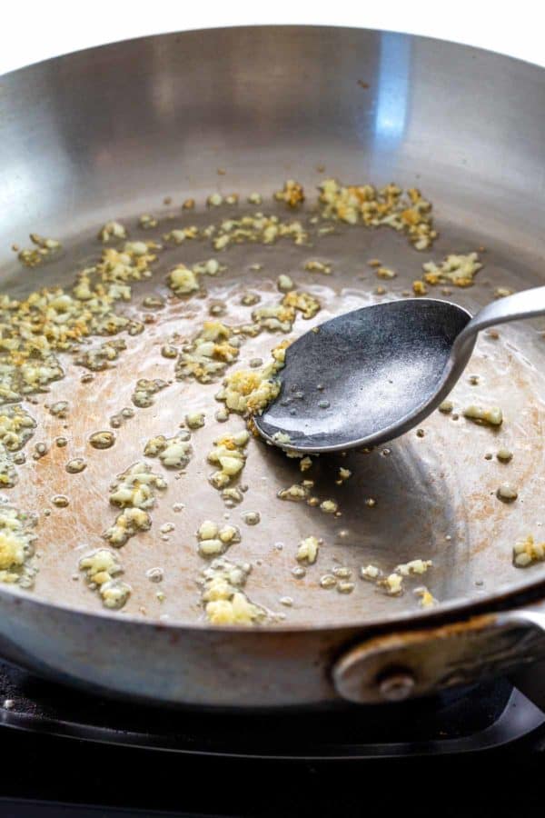 剁碎的大蒜在炒锅烹调