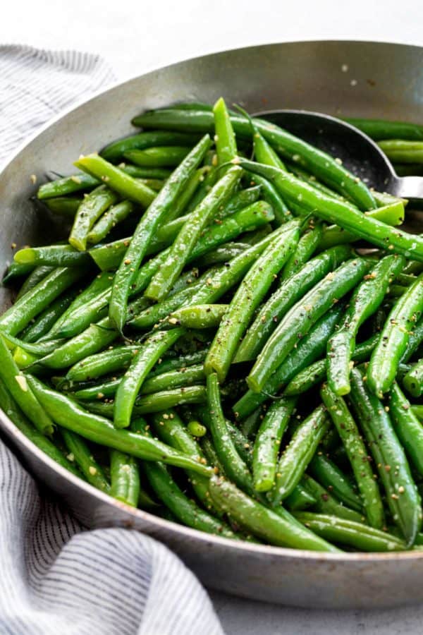 炒盐和胡椒的青豆