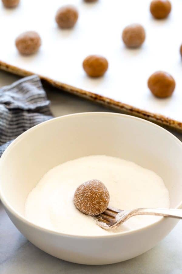 在一碗砂糖中包裹曲奇面团