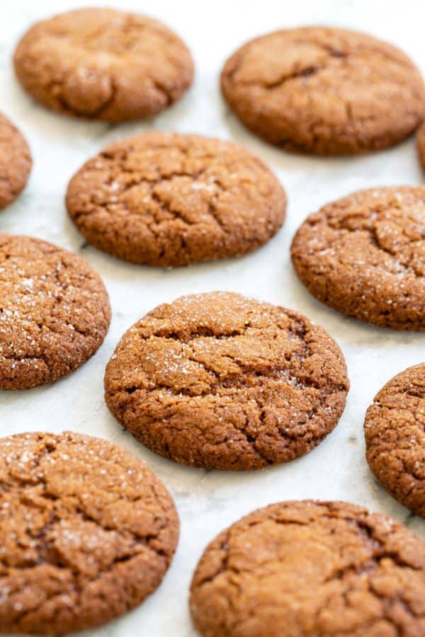 烤姜饼在羊皮纸内衬的平底锅上打盹