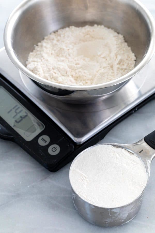 在杯子中按重量和杯子的体积测量