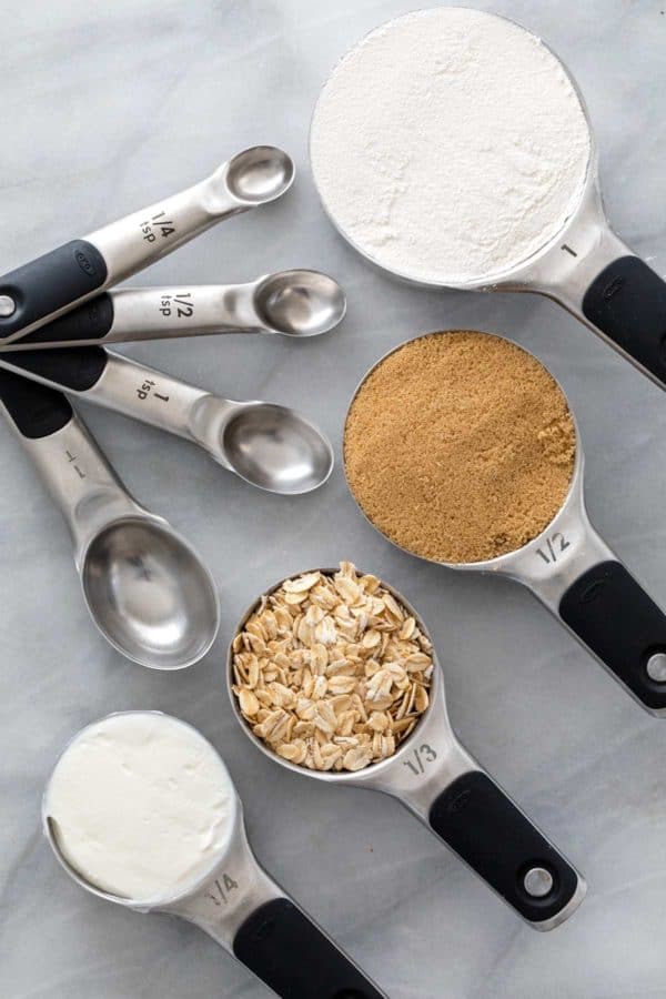 内有各种配料的量杯