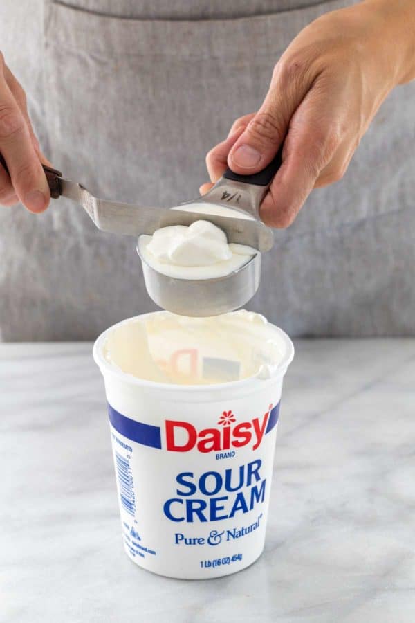 测量在杯子的酸性稀奶油