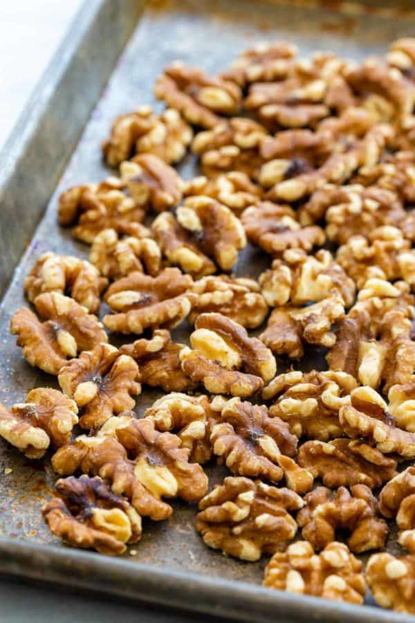 烤核桃在烤盘上