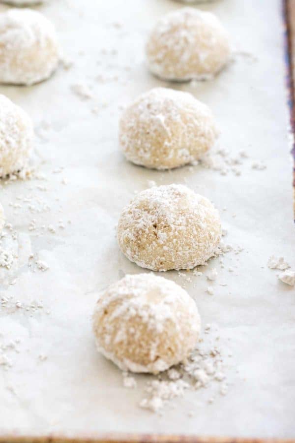 在羊皮纸衬里的板料平底锅上的烘烤的墨西哥婚礼曲奇饼