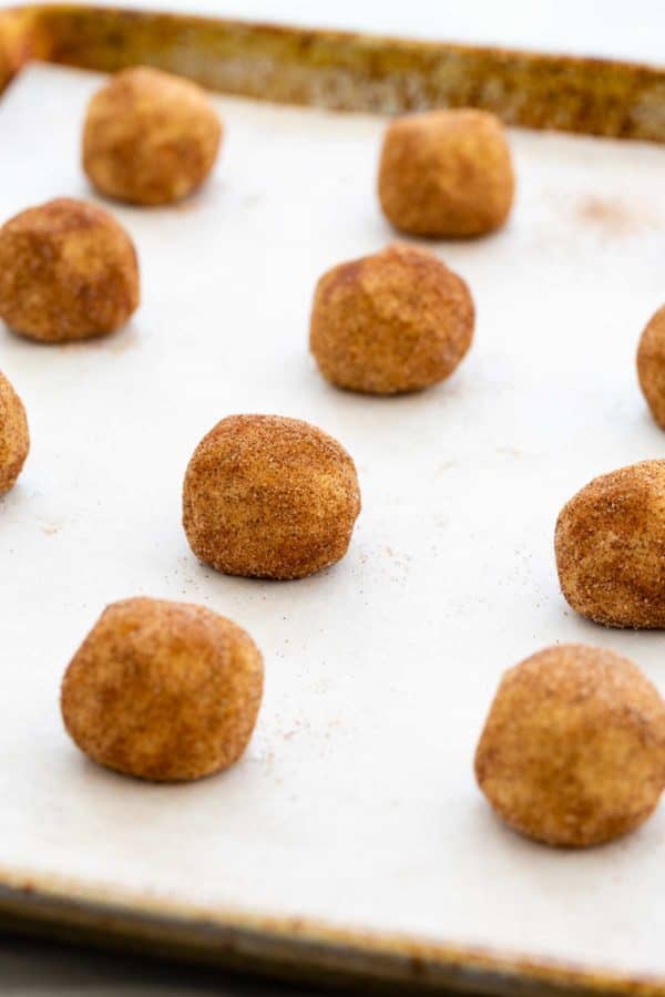 在羊皮纸衬里的板料盘的未加工的烟囱面团球