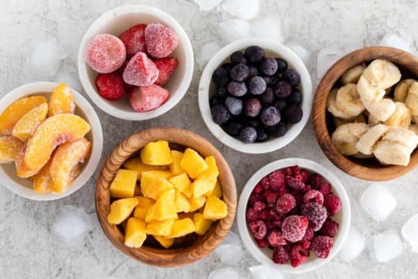 在小罐子里分开的冷冻水果