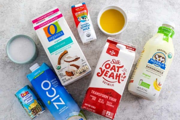 各种乳房和果汁液体制作冰沙