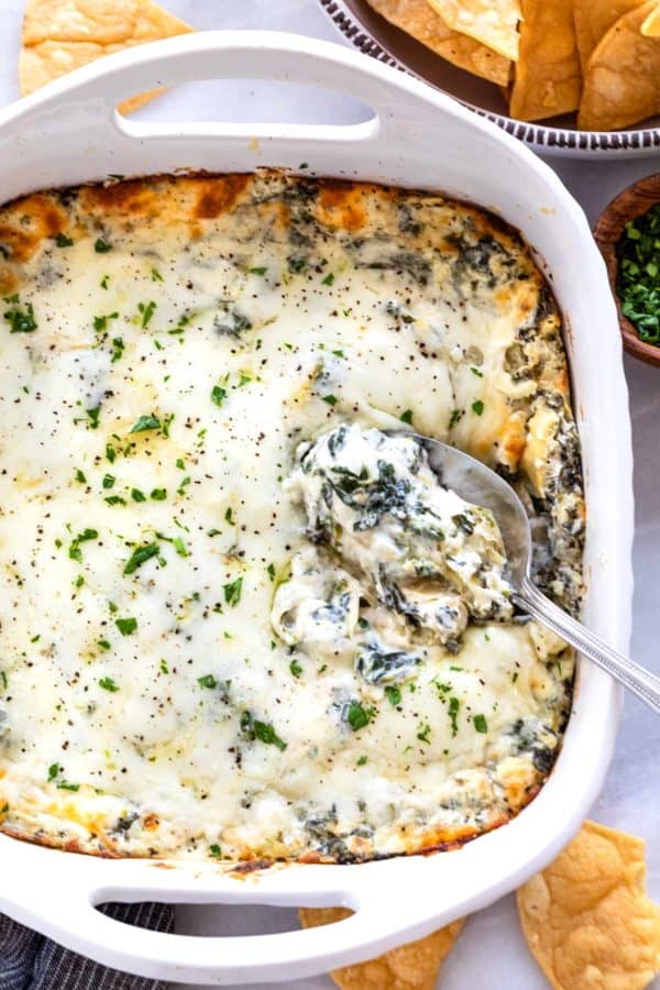 热菠菜朝鲜蓟浸在烤盘中