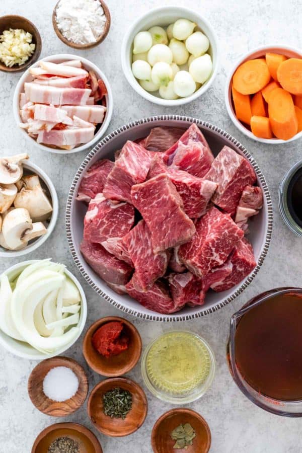 在桌子上预先分配的成分制作炖牛肉