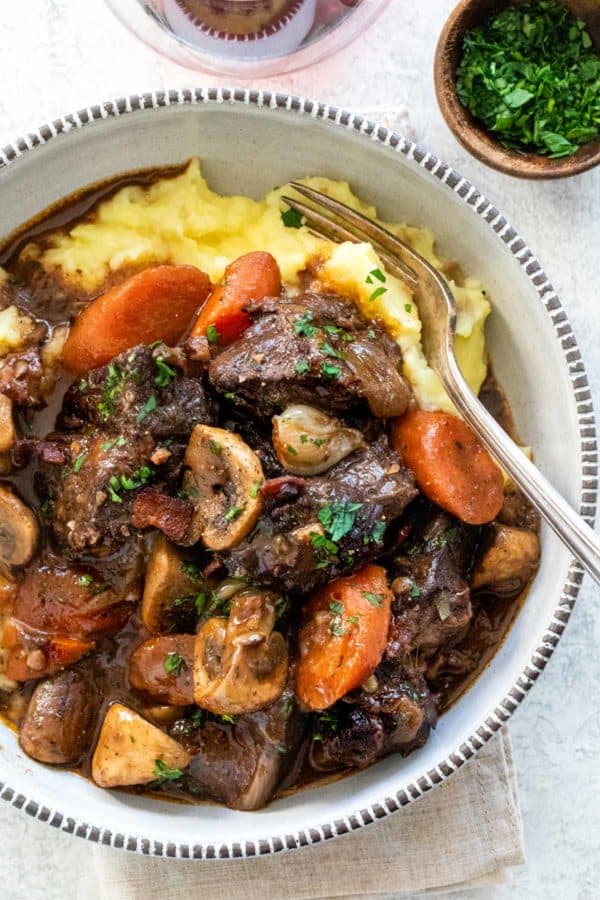 牛肉Bourguignon上面照片在碗里用泥土豆泥