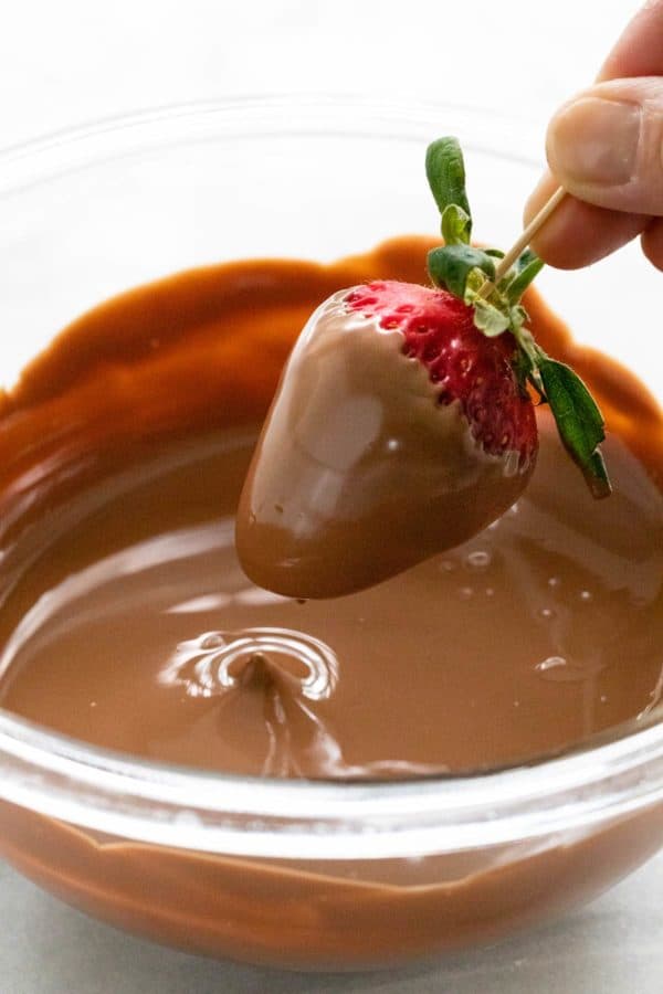 用草莓蘸一碗巧克力