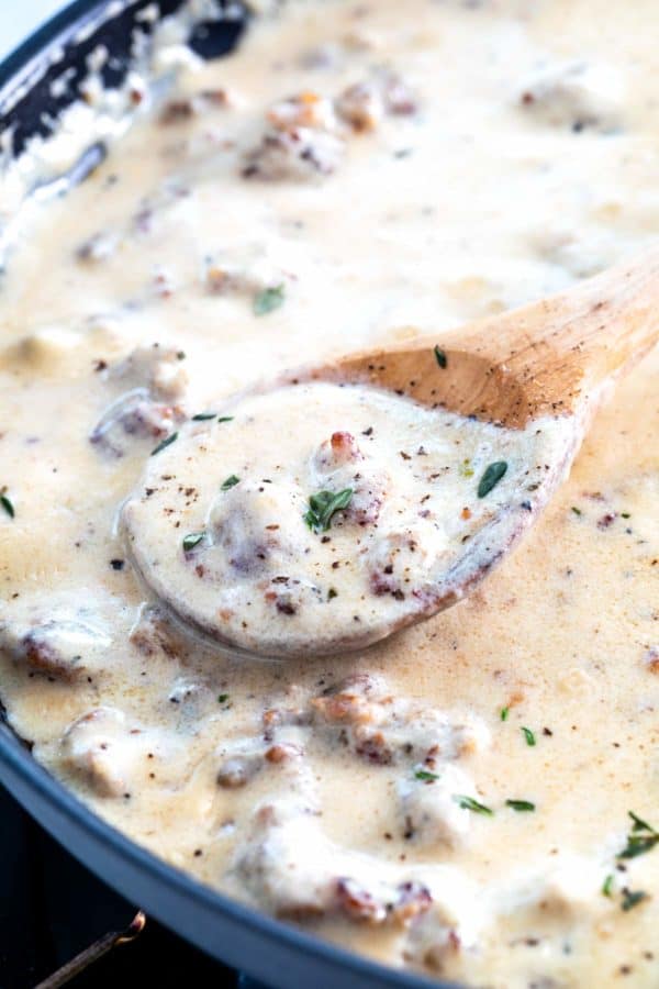 用木勺把肉汁从锅里舀出来