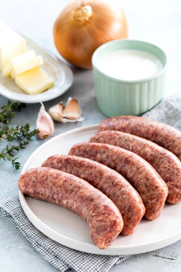 在一块白色板材的猪肉香肠链接