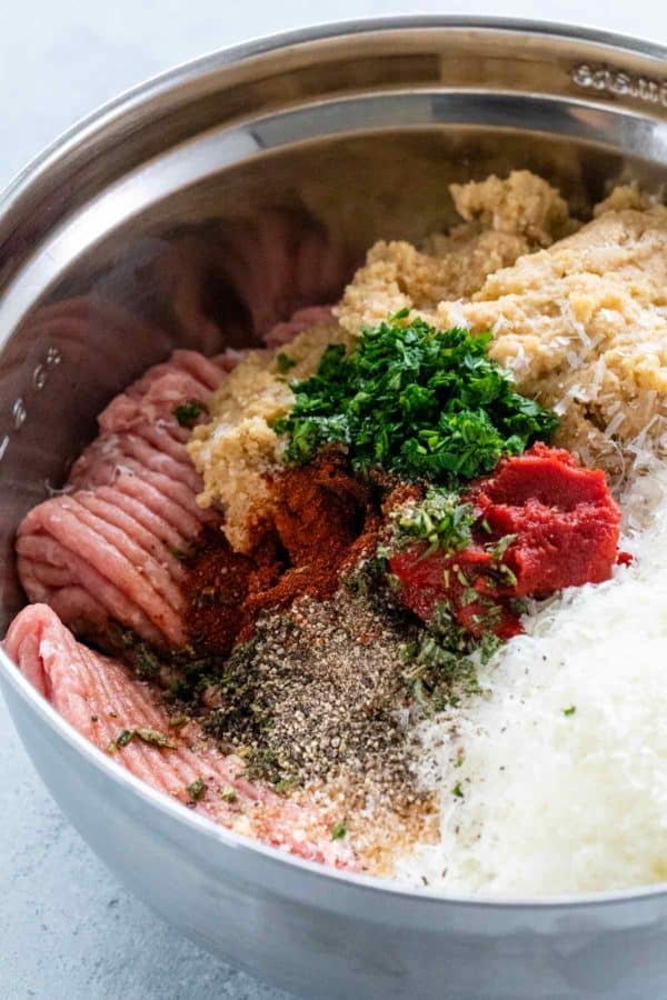 地面土耳其和其他大型搅拌碗内的未混合的肉饼配料