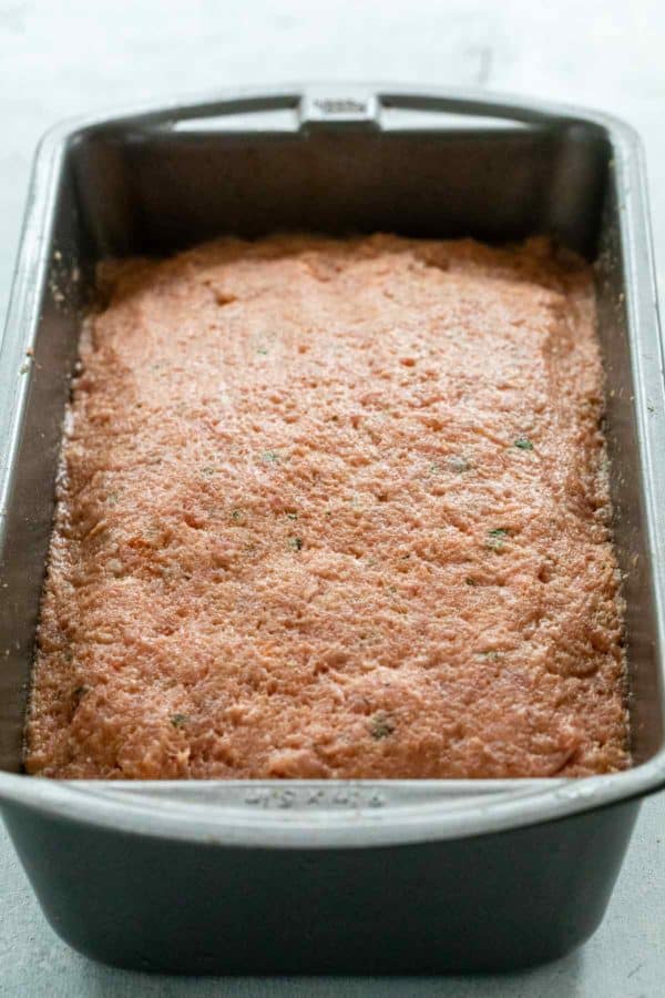 未煮过的土耳其肉饼在一个面包锅内