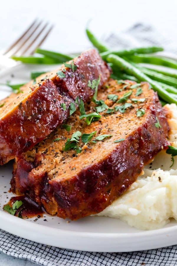 两片切片特写镜头土耳其肉饼服务用土豆泥土豆和青豆