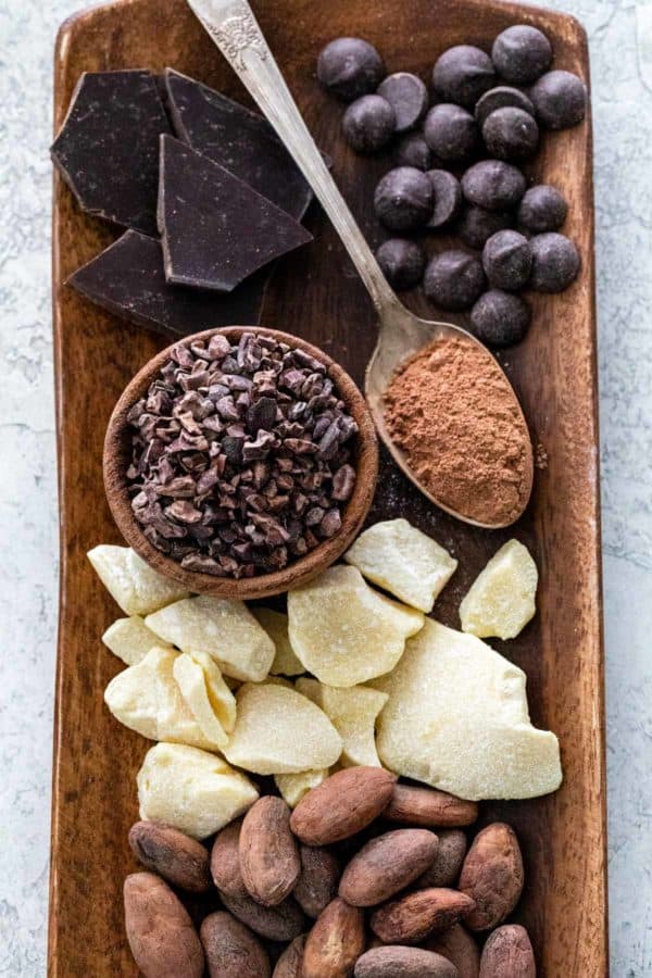 木制大浅盘上放着各种巧克力配料
