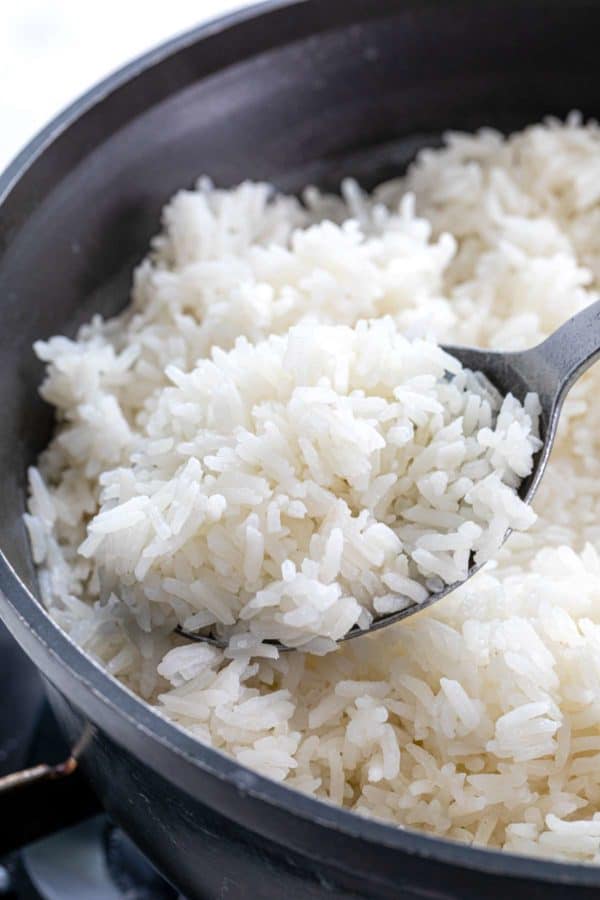 在一个罐子里供应勺子绒毛茉莉米饭