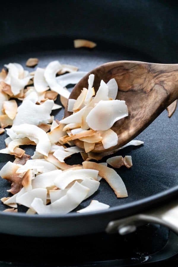 在煎锅中烤椰子剥落