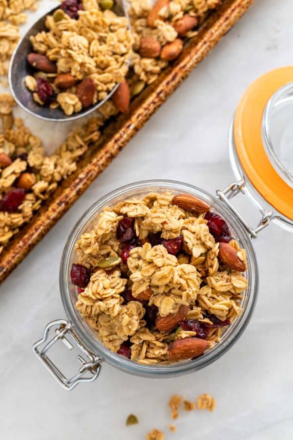 一个密封的玻璃罐里装满了自制的格兰诺拉麦片