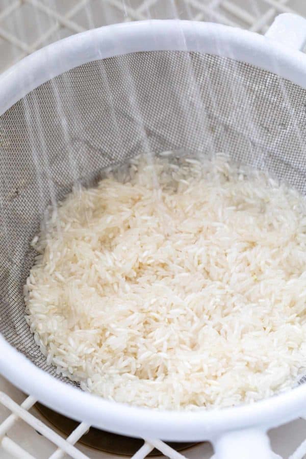 过滤器中的米粒用水槽洗涤