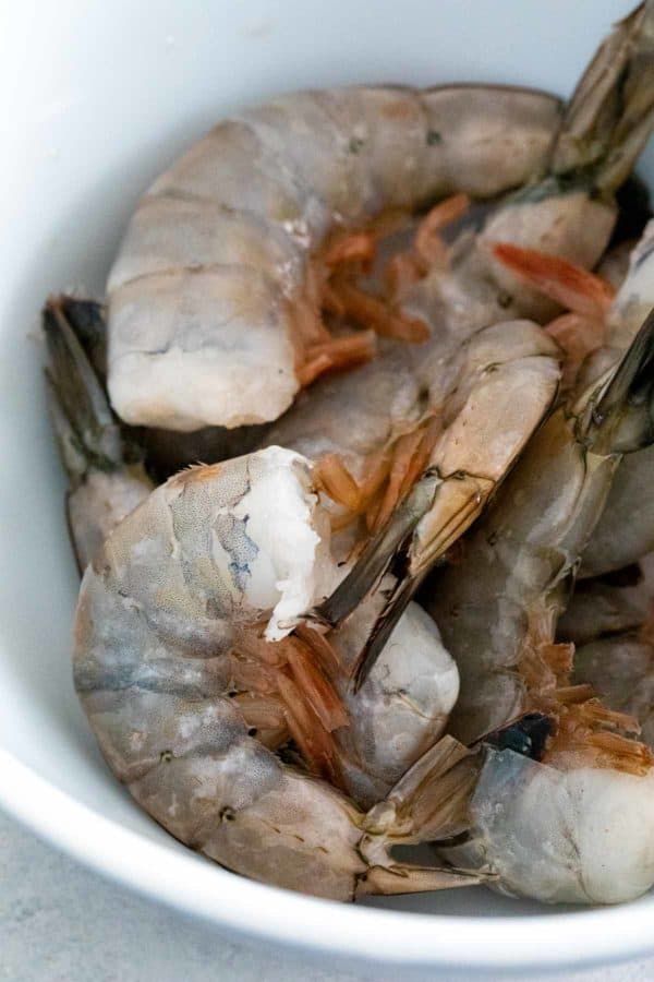 在碗的未加工的虾