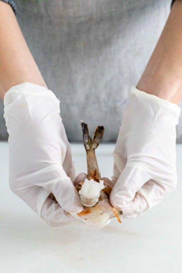 从一块虾中取出壳