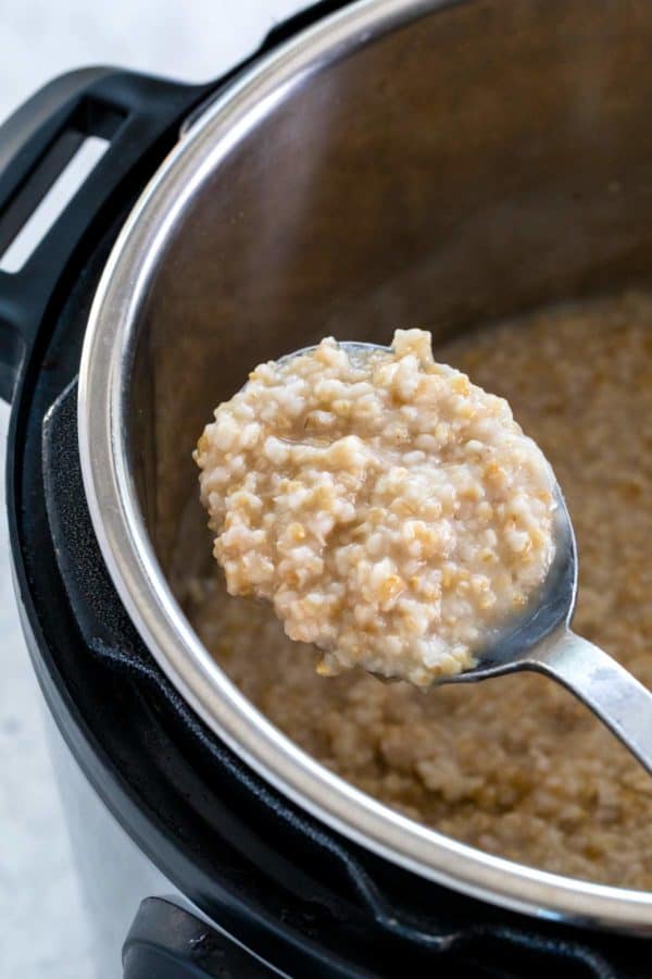 金属勺子舀钢切燕麦出来的锅中