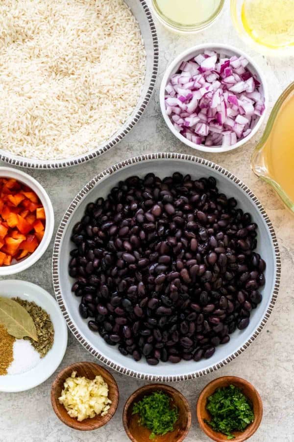 预先分配的碗中的各种成分