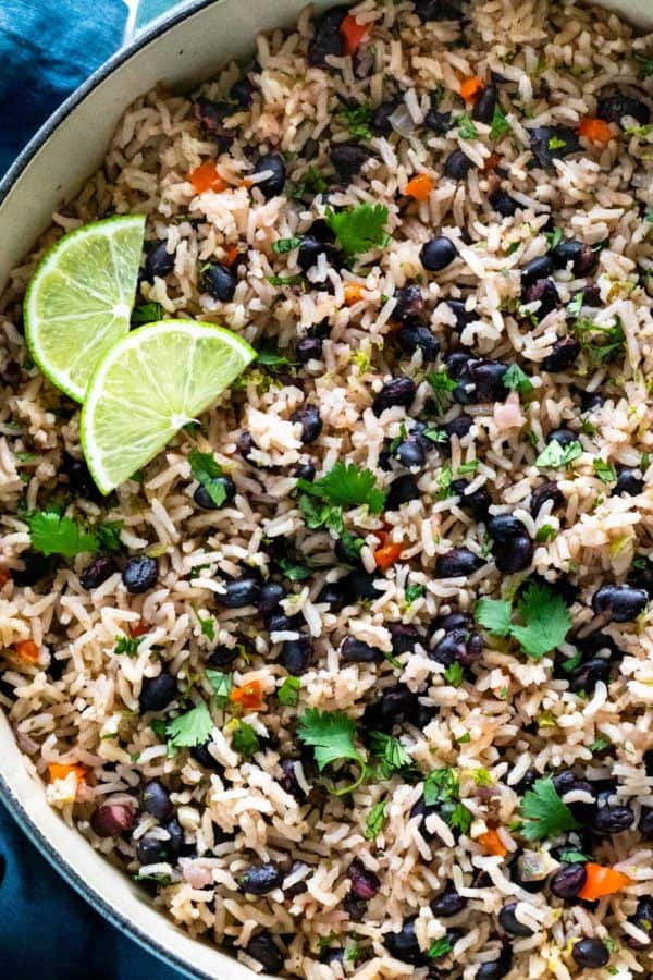 上下射击米饭和豆在一个锅里用石灰楔子和香菜