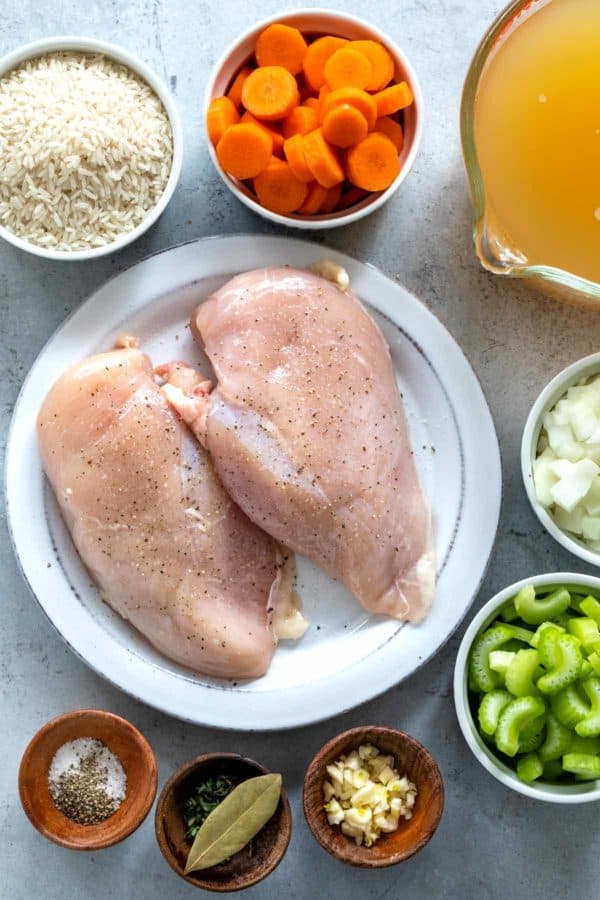 鸡,蔬菜和其他成分在桌子上分开