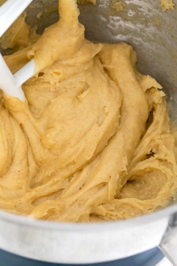 把面团放在搅拌机里搅拌