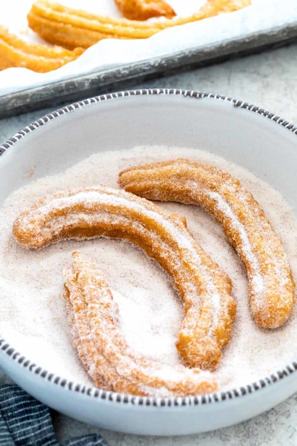 碗里放三个油条,外面裹着肉桂和糖