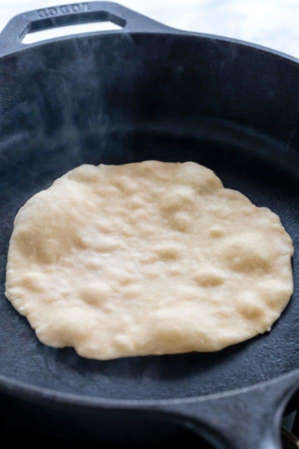 在烹饪时在玉米饼上升的泡影