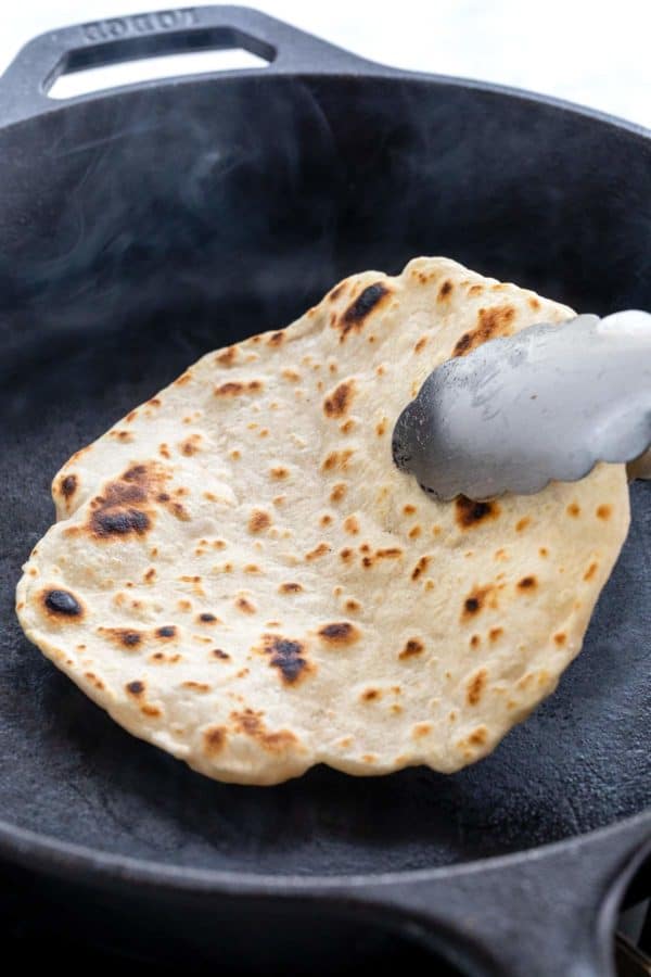 在铸铁煎锅烹饪面粉玉米饼