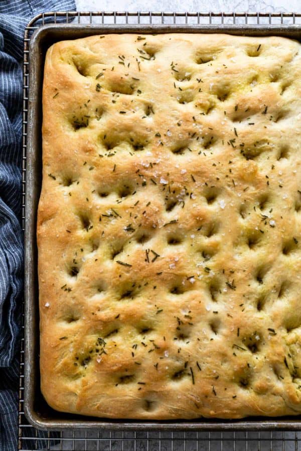 在冷却架上烤佛卡夏面包