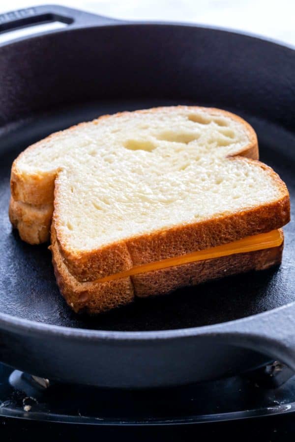 烹调在铸铁煎锅的烤乳酪三明治