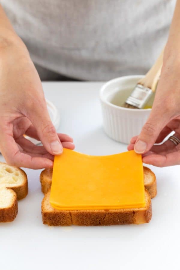 两片切达干酪乳酪放置在一片面包上