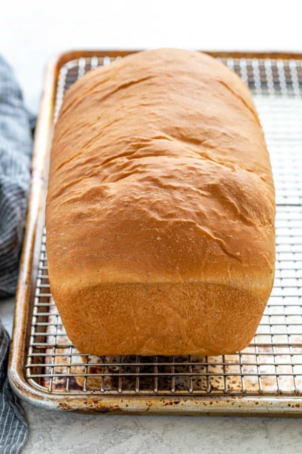 在铁丝架上冷却一条面包