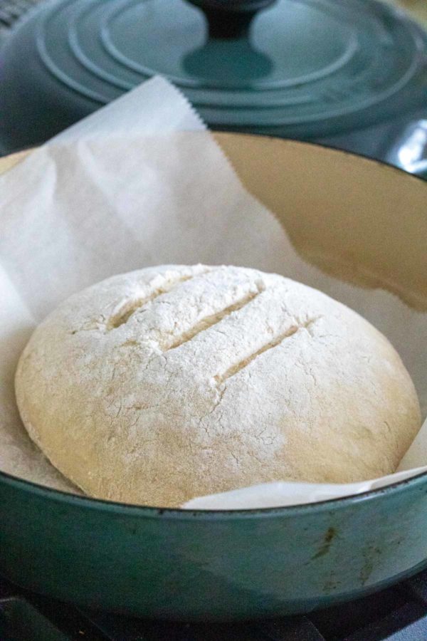 面包面团在荷兰烤箱