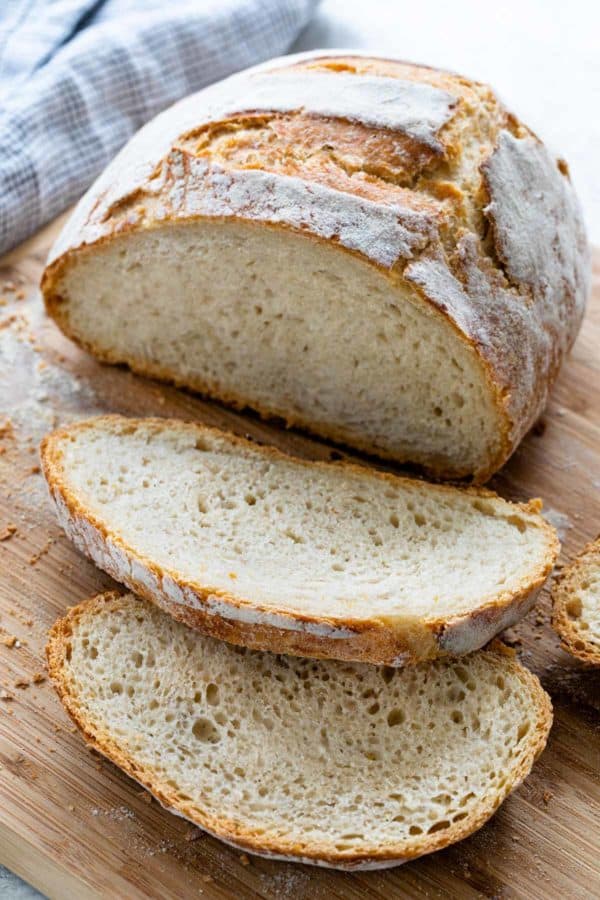 切菜板上的缠巾面包