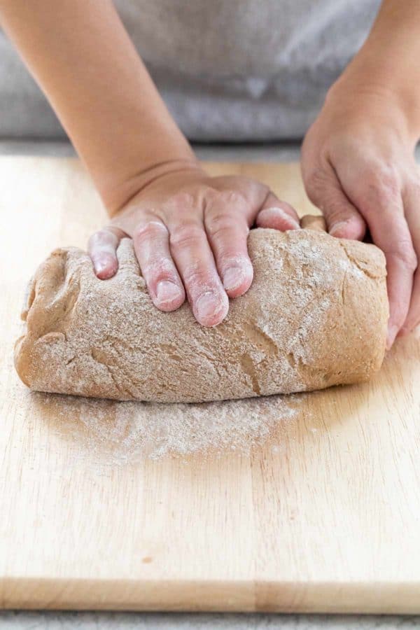 在撒了面粉的面上揉面团