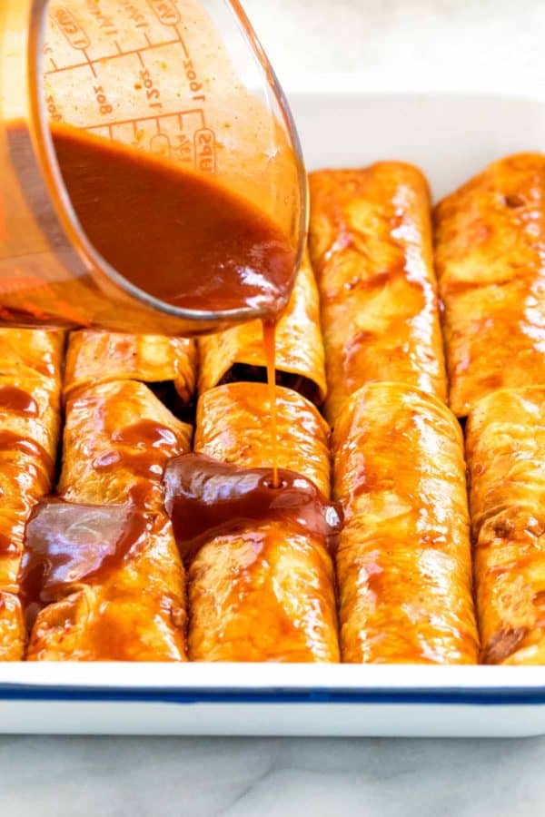 把玉米卷酱汁倒在卷好的玉米饼上