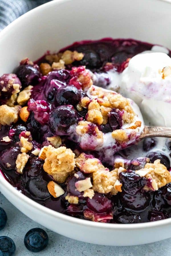 冰淇淋和水果脆在碗里