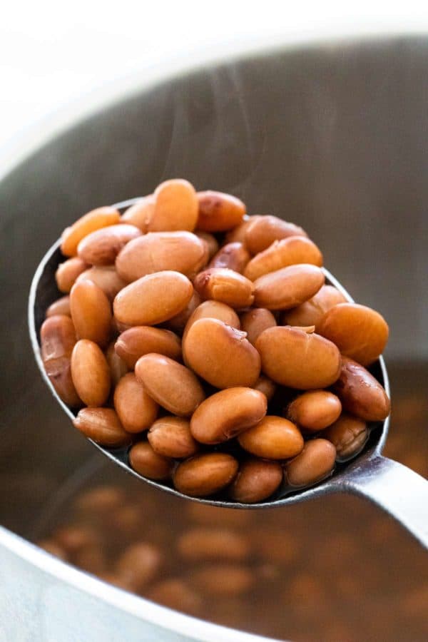 用勺子把煮好的斑豆从锅里舀出来