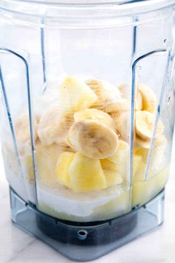 香蕉和菠萝块在搅拌机上限