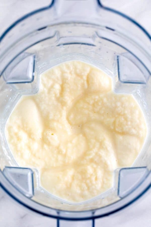 俯视着一个装满菠萝冰沙的搅拌器帽