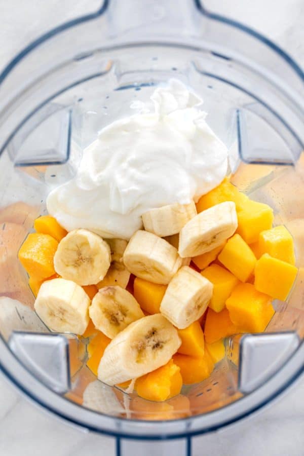 香蕉片和芒果片装在搅拌机里